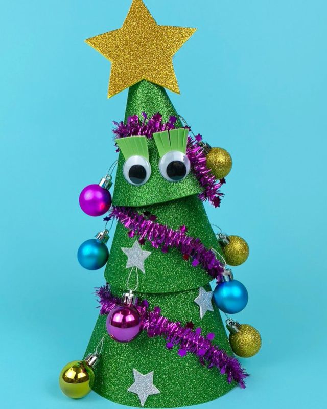 I gave the dancing Christmas tree a sparkly upgrade. Swipe to see him dance. 🎄All the templates and instructions are in my puppet ebook.